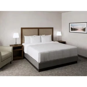 Custom Luxury Solid Oak Wood Hotel Bedroom Set Modern Eco Friendly Durable Apartment Hotel Guest Rooms with 4 Year Warranty