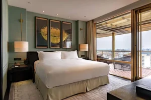 Custom Modern 5 Star Urban Hotel Balcony Guest Suite Solid Wood Bed Nightstand Wardrobe Eco Friendly Full Hotel Bedroom