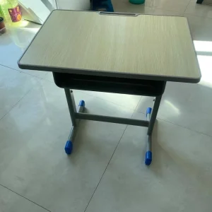Environmentally Friendly Odorless School Desks Waterproof Easy Clean Student Desks