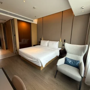 Exclusive Designed Walnut Texture Comfort Headboard High Grade Complete Bedroom Sets for Luxury Hotels