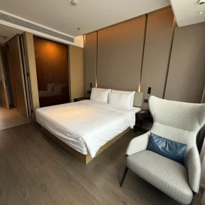 High Quality Wear Resistant Smooth Leather Headboard Walnut Bedroom Sets for Star Hotel Equipping