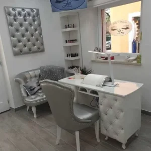 Luxury Modern White Nail Station Manicure Table with Dust Extraction for Nail Spa and Workshop