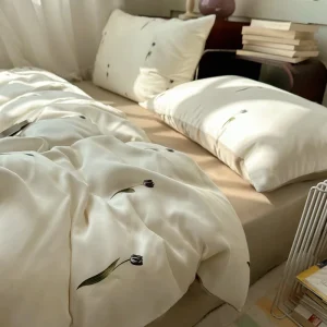 Minimalist Tulip Print Satin Duvet Cover Set Silky Cooling Wrinkle Resistant for Light Luxury Homestay Bulk Orders