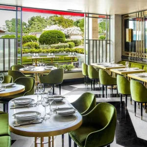 Modern Custom Metal Dining Restaurant Furniture Sets Chic Luxury Tables and Chairs for Cafes and Restaurants