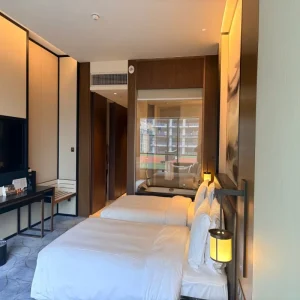 Modern Customized Sizes Design Holiday Hotel Furniture Guest Room Bedroom Furniture Set