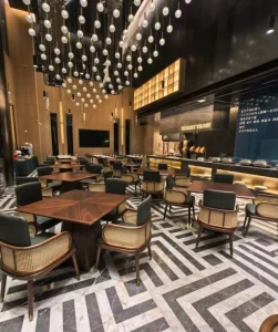 Modern Luxury Restaurant Furniture Set Rattan Backrest Dining Chair and Wood Starburst Dining Table for Hotel Cafe Project