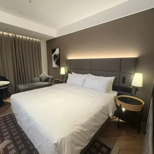 OEM Factory Direct Modern Eco Friendly Durable Solid Wood Panels Five Star Hotel Living Room Bedroom Furniture