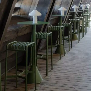 Simple Casual Outdoor Metal Furniture Set Minimalist Cafe Style Dining Table and Chairs for Patios Balconies Gardens
