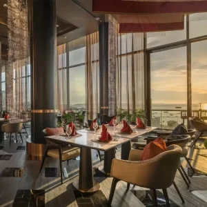 Solid Wood Dining Table Cushioned Chairs Booth Seating Coastal Hotel Dining Hall Renovation Full Set Hotel Restaurant Furniture